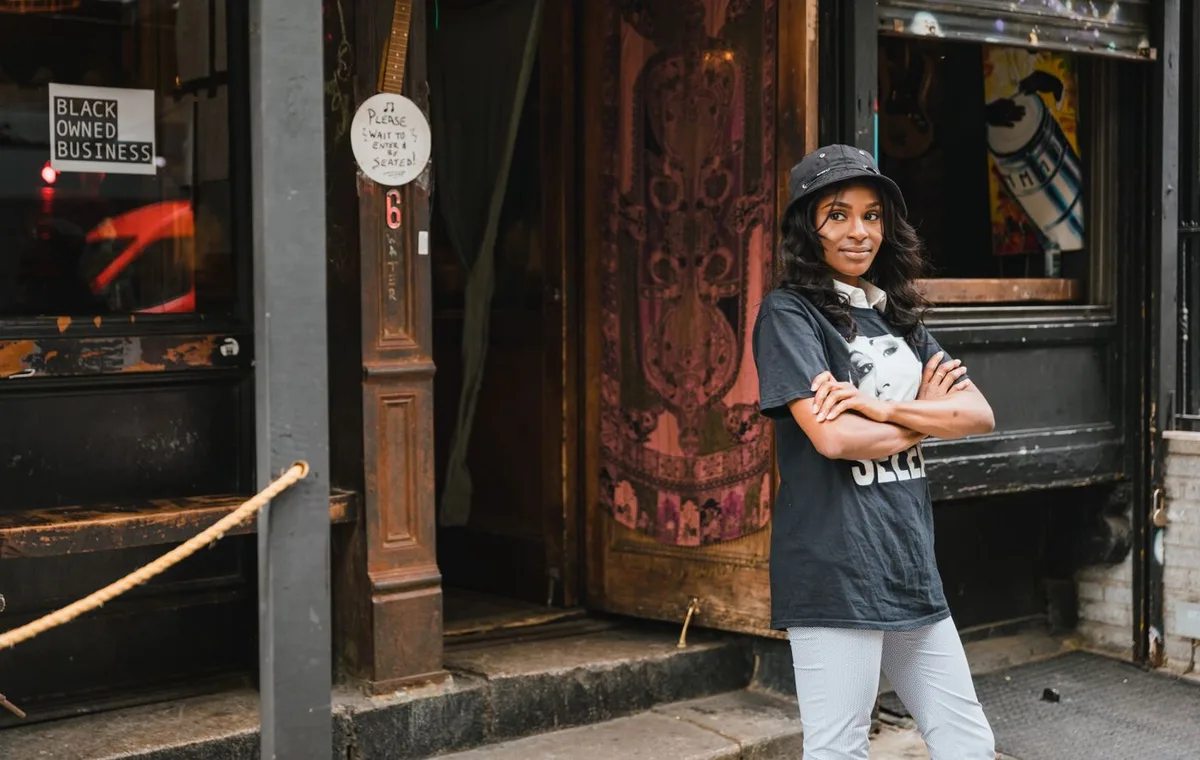 Una vendedora frente a su propia tienda