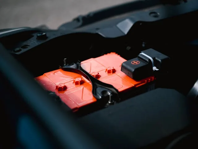 Foto simple de celular: una batería de carro dentro del motor